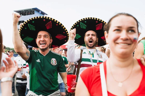 Moskova, Rusya - Haziran 2018 mutlu Mexican fanlar sombreros gol maçı Meksika - Güney Kore sevinirler