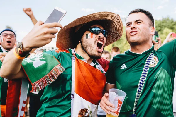 Moskova, Rusya - Haziran 2018 Mexican fanlar fötr şapka ve bayrak ile sevinirler, takım, Dünya Kupası FIFA zaferi