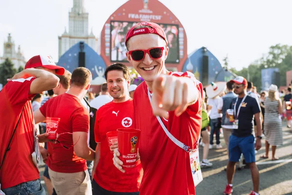 Moskova, Rusya - Haziran 2018 A İsviçre futbol fan fan Festivali Dünya Kupası sırasında kırmızı üniforma gülümsüyor