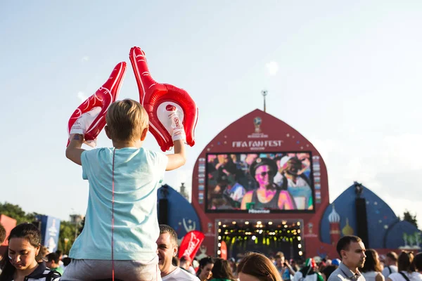 Moskova, Rusya - Moskova serçe tepelerde fan festivalinde futbol izlerken babasının sırtına oturan Haziran 2018 A çocuk