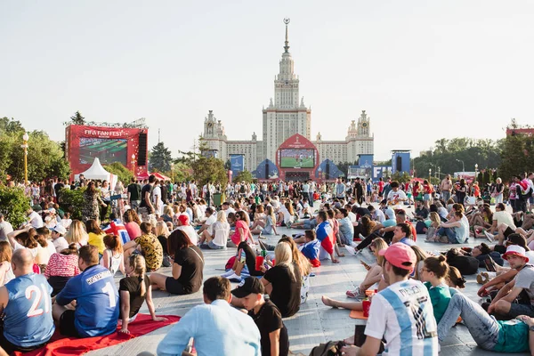 Moskova, Rusya - Haziran 2018 futbol taraftarları serçe tepelerde Moskova'da bir fan fest üzerinde maç izlerken