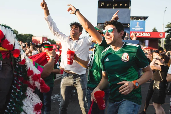 モスクワ ロシア連邦 2018 月メキシコのファン喜ぶファン祭での目標 — ストック写真