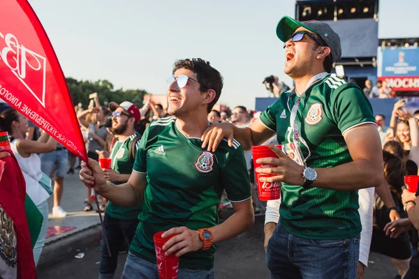 Moskova, Rusya - Haziran 2018: Meksika hayranları fan Festivali'nde gol sevinirler