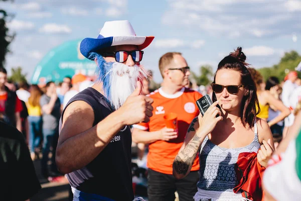 มอสโก สเซ นายน 2018 แฟนฝร งเศสในหมวกและเคราส ของธงชาต บนเขตแฟนคล บในช วงฟ — ภาพถ่ายสต็อก