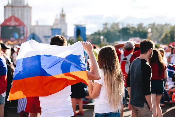 Bir kızla fan bölge Dünya Kupası sırasında bir Rus bayrağı olan bir adam. Yatay