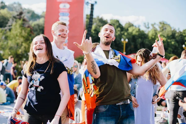 モスクワ ロシア連邦 2018年 月グループ国旗とロシアのファンの喜ぶし ワールド カップの間にファン ゾーンでダンス — ストック写真