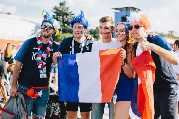 Moskova, Rusya - ülke bayrakları ve peruk ile Fransız hayranları Haziran 2018 A grup Dünya Kupası sırasında fotoğraflandı Rus bir adam ve bir kız ile