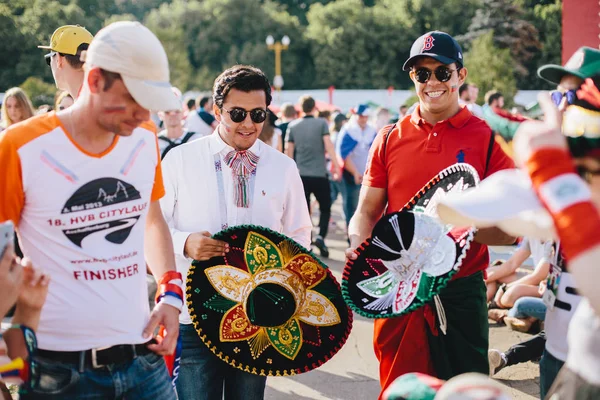 Moskova, Rusya - Haziran 2018 Dünya Kupası sırasında fan bölgedeki Ulusal headdress sombrero Meksika hayranlarıyla