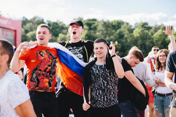 モスクワ ロシア連邦 2018 ロシア ファンが満足してファン ゾーンで国旗とジャンプ ワールド カップ期間中 — ストック写真