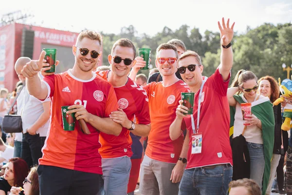 Moscow, Rusya Federasyonu - Haziran 2018 Danimarka hayranları gülümseme ve Dünya Kupası sırasında fan bölgedeki kamera bakmak