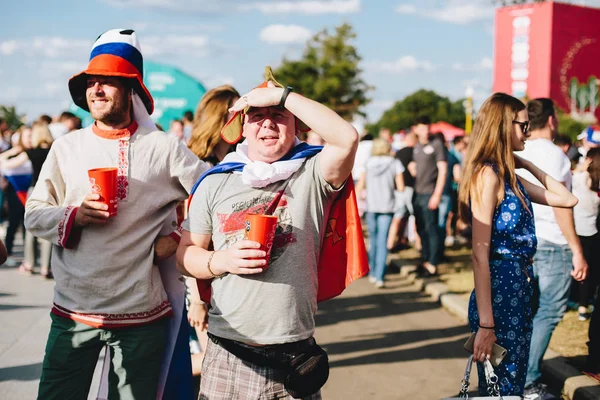 Moscow, Rusya Federasyonu - Haziran 2018 Rus futbol taraftarları bir headdress içinde ve Dünya Kupası sırasında fan bölgedeki giyen milli kıyafet