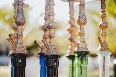 Bir sürü cam renkli nargile shisha