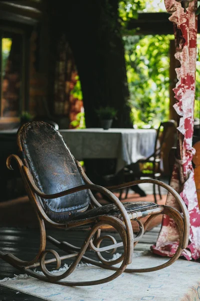 Eski vintage deri sallanan sandalye yaz verandada