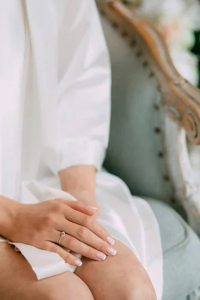 Gelini bir elbise içinde gelinin nikah yüzüğü parmağında sıktı elleri yatakta oturur