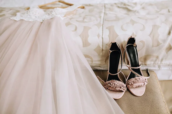 Rosa Elegantes Zapatos Novia Junto Hermoso Vestido Novia Encuentra Cama — Foto de Stock