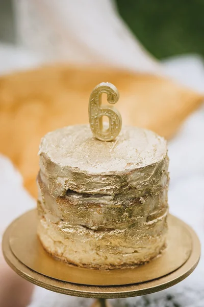 Delicioso Pastel Cumpleaños Cubierto Con Pintura Alimentos Dorados Con Una — Foto de Stock