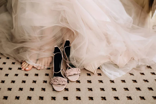 Scarpe Eleganti Rosa Piedi Nudi Della Sposa Sul Pavimento Accanto — Foto Stock