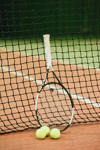 Tenis raketi ve Tenis Kortu kılavuz yakın çekim 3 topları. Spor malzemeleri. Dikey