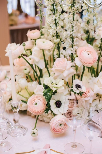 Luxurious Flower Arrangement Buttercups White Roses Banquet Table Candlesticks Glasses — Stock Photo, Image