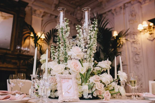 Elegante Mesa Banquete Decorada Estilo Clásico Mansión Decorado Con Ramos — Foto de Stock