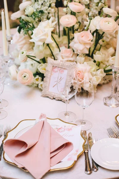 Una Mesa Banquete Bellamente Decorada Con Composición Floral Buñuelos Rosas — Foto de Stock