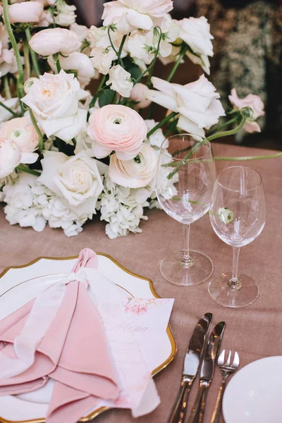 Una Mesa Banquete Bellamente Decorada Con Composición Floral Buñuelos Rosas — Foto de Stock