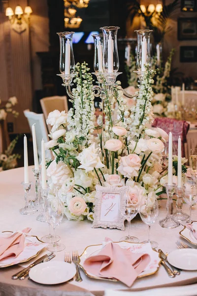 Mesa Banquete Elegante Decorada Estilo Clásico Decorado Con Ramos Flores — Foto de Stock