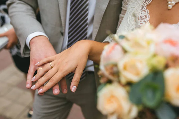 Жених Невеста Показывают Руки Золотыми Кольцами Возле Свадебного Букета Крупный — стоковое фото