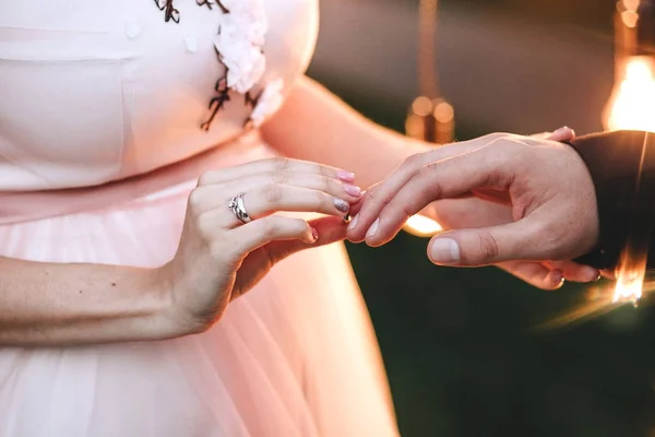 Trauung Trägt Die Braut Rosa Kleid Einen Verlobungsring Finger Des — Stockfoto