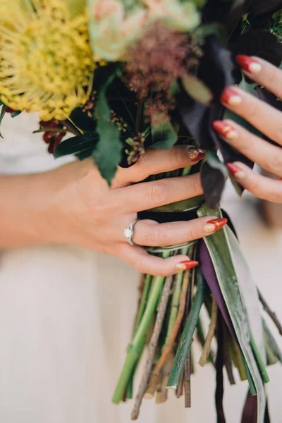 Κρατά Μια Γαμήλια Ανθοδέσμη Νύφη Χέρι Όμορφο Κόκκινο Μανικιούρ Και — Φωτογραφία Αρχείου