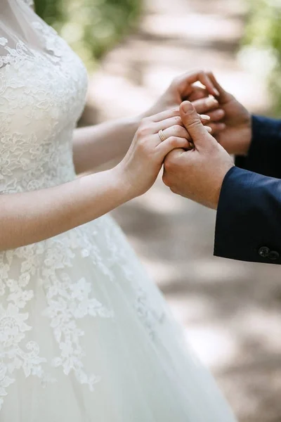 Жених Держит Невесту Руки Свадебном Платье Красивым Маникюром Обручальным Кольцом — стоковое фото