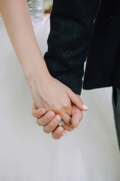 Νύφη Και Γαμπρός Κρατήστε Χέρια Γκρο Πλαν Όμορφο Δέρμα Κάθετη — Φωτογραφία Αρχείου