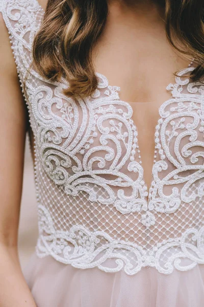 Belo laço macio no espartilho de um vestido bege de casamento elegante adornado com contas e bordado na noiva Imagens De Bancos De Imagens