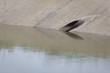 Romanya 'nın doğusundaki uçaklarda sulama kanalı suyla doldu