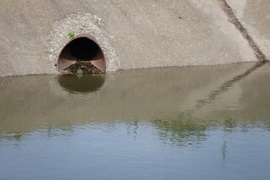 Romanya 'nın doğusundaki uçaklarda sulama kanalı suyla doldu