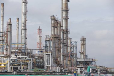 ConstANTA, ROMANIA - 19 Mayıs 2018: Petrol rafinerisindeki ekipmanlarla ilgili detaylar