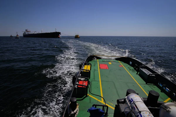 康斯坦塔 罗马尼亚 2018年5月19日 拖船从卸下原油的油轮上驶离 — 图库照片