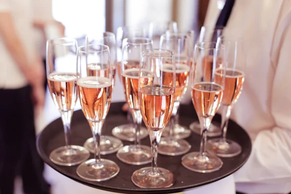 Camarero Sirviendo Los Invitados Con Vino Rosado Plato Durante Una —  Fotos de Stock