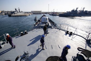 Constanta, Romanya - 20 Haziran 2018: Regele Ferdinand fırkateyn deste Rumen askeri denizci bir 50 kalibre makineli tüfek, 20 Haziran mans.