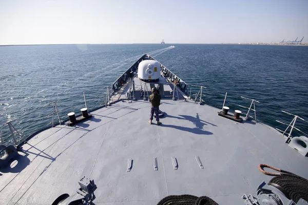 康斯坦察 罗马尼亚 2018年6月20日 罗马尼亚军事水手在甲板上的 Regele 费迪南德护卫舰一枪50口径机枪 在6月20日 — 图库照片