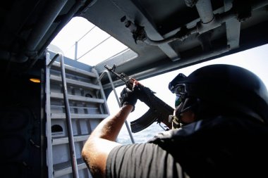 Köstence, Romanya - 20 Haziran 2018: Rumen askeri teçhizat bırakır Regele Ferdinand fırkateyn 20 Haziran tarihinde bir dril sırasında güvertede