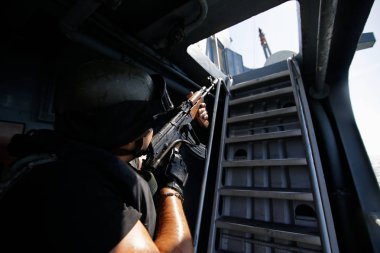 Köstence, Romanya - 20 Haziran 2018: Regele Ferdinand fırkateyn bir tatbikat sırasında ele geçirmek, 20 Haziran Romanya özel kuvvetler deniz panoları