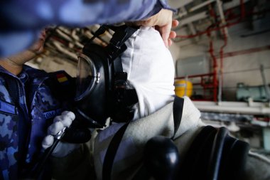 Köstence, Romanya - 20 Haziran 2018: bir itfaiyeci maske Regele Ferdinand fırkateyn, yönetim kurulunda 20 Haziran kullanarak Romanya özel kuvvetler deniz