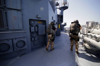 Köstence, Romanya - 20 Haziran 2018: Regele Ferdinand fırkateyn bir tatbikat sırasında ele geçirmek, 20 Haziran Romanya özel kuvvetler deniz panoları