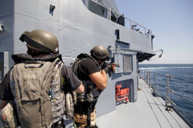 Köstence, Romanya - 20 Haziran 2018: Regele Ferdinand fırkateyn bir tatbikat sırasında ele geçirmek, 20 Haziran Romanya özel kuvvetler deniz panoları