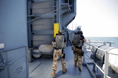 Köstence, Romanya - 20 Haziran 2018: Romanya özel kuvvetler asker olsun Regele Ferdinand fırkateyn 20 Haziran tarihinde bir matkap egzersiz sırasında güvertede