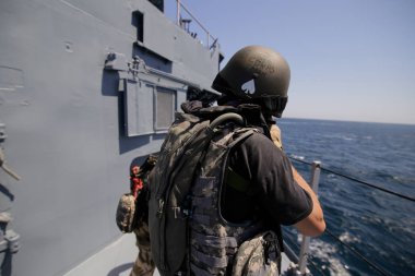 Köstence, Romanya - 20 Haziran 2018: Romanya özel kuvvetler asker olsun Regele Ferdinand fırkateyn 20 Haziran tarihinde bir matkap egzersiz sırasında güvertede