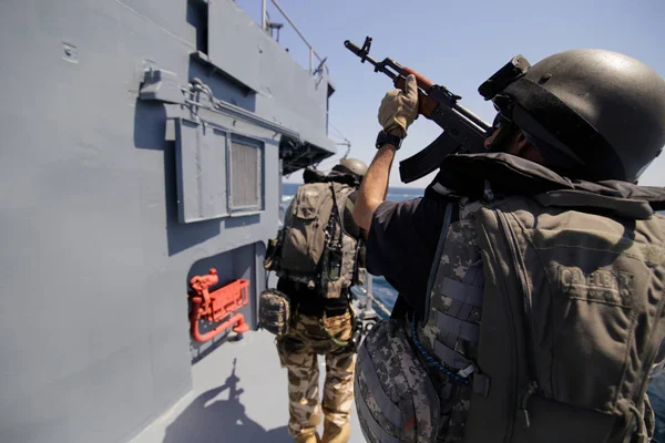 康斯坦察 罗马尼亚 2018年6月20日 罗马尼亚特种部队海军陆战队在 Regele 的甲板上 在演习演习 在6月20日 — 图库照片