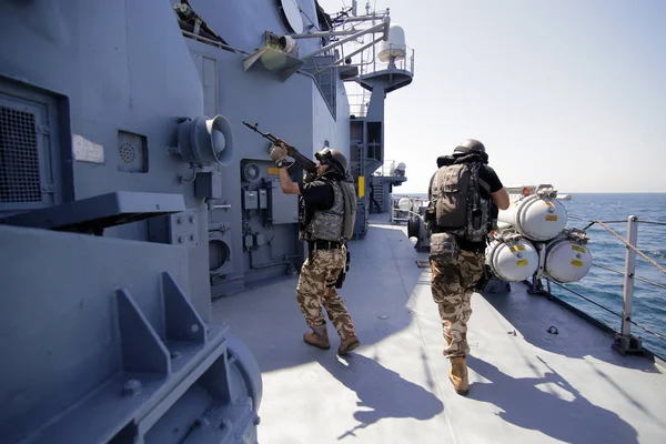 Köstence, Romanya - 20 Haziran 2018: Romanya özel kuvvetler asker olsun Regele Ferdinand fırkateyn 20 Haziran tarihinde bir matkap egzersiz sırasında güvertede