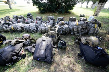 Constanta, Romanya - 23 Haziran 2018: Yere bir atlama, 23 Haziran önce Romen askeri paraşütçüler donatımın yatıyordu